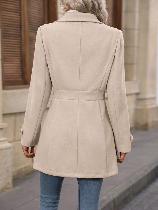 Trench autunnale da donna con cintura regolabile e taglio aderente