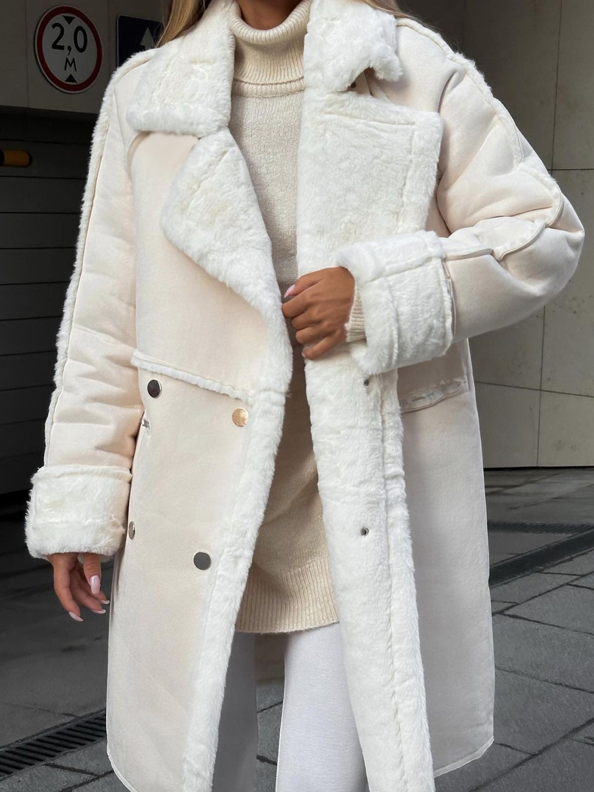 Elegant classic women's coat with a fitted silhouette, for evenings and the office