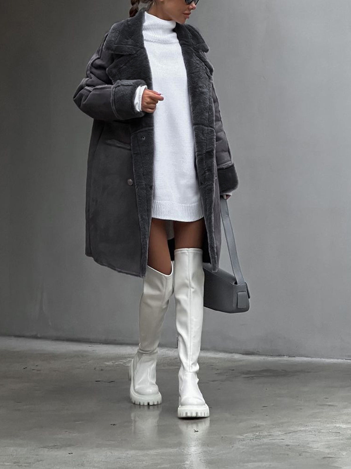 Elegant classic women's coat with a fitted silhouette, for evenings and the office