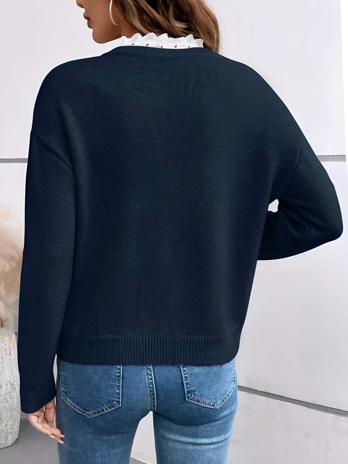 Pull femme encolure dentelle maille douce élégance discrète