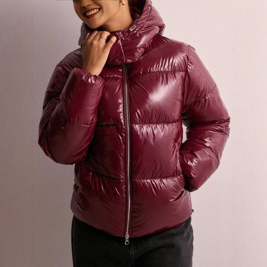 Shiny women's puffer jacket with adjustable hood and practical pockets