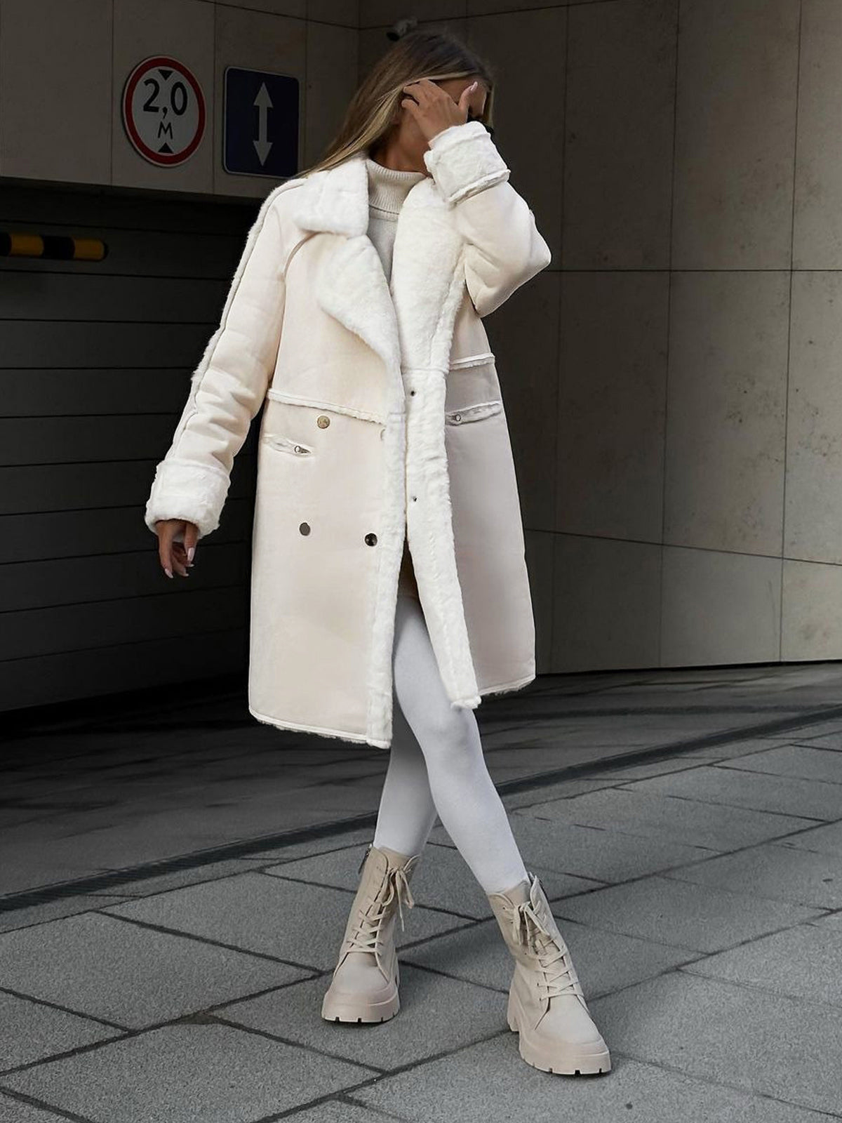 Elegant classic women's coat with a fitted silhouette, for evenings and the office