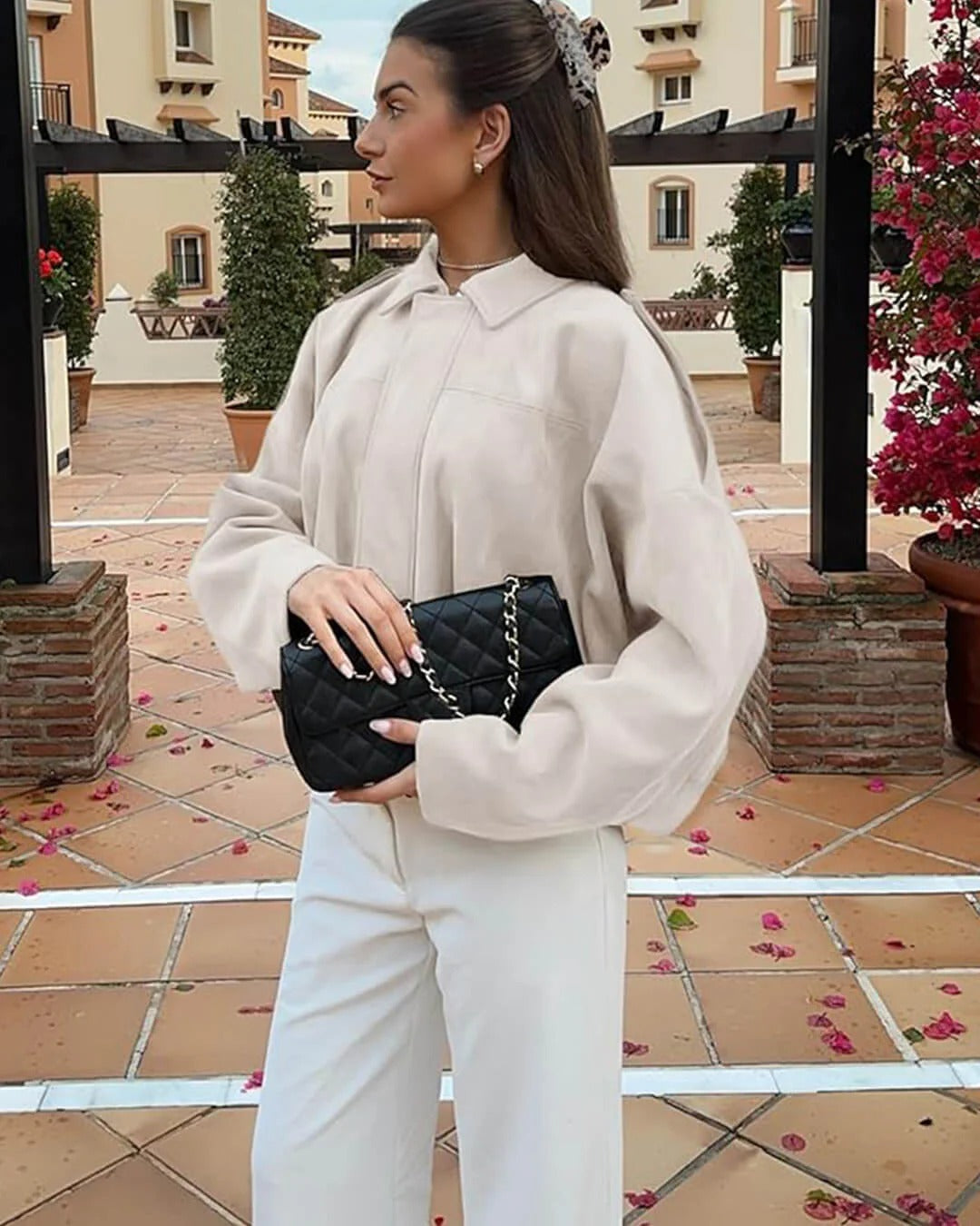 Bomber femme faux daim col structuré finition mate élégante