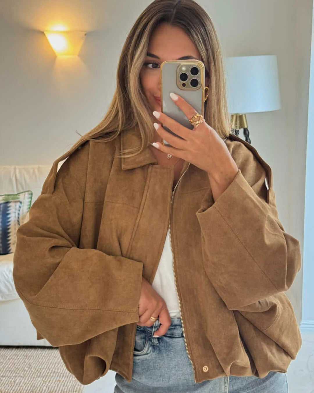 Bomber femme faux daim col structuré finition mate élégante