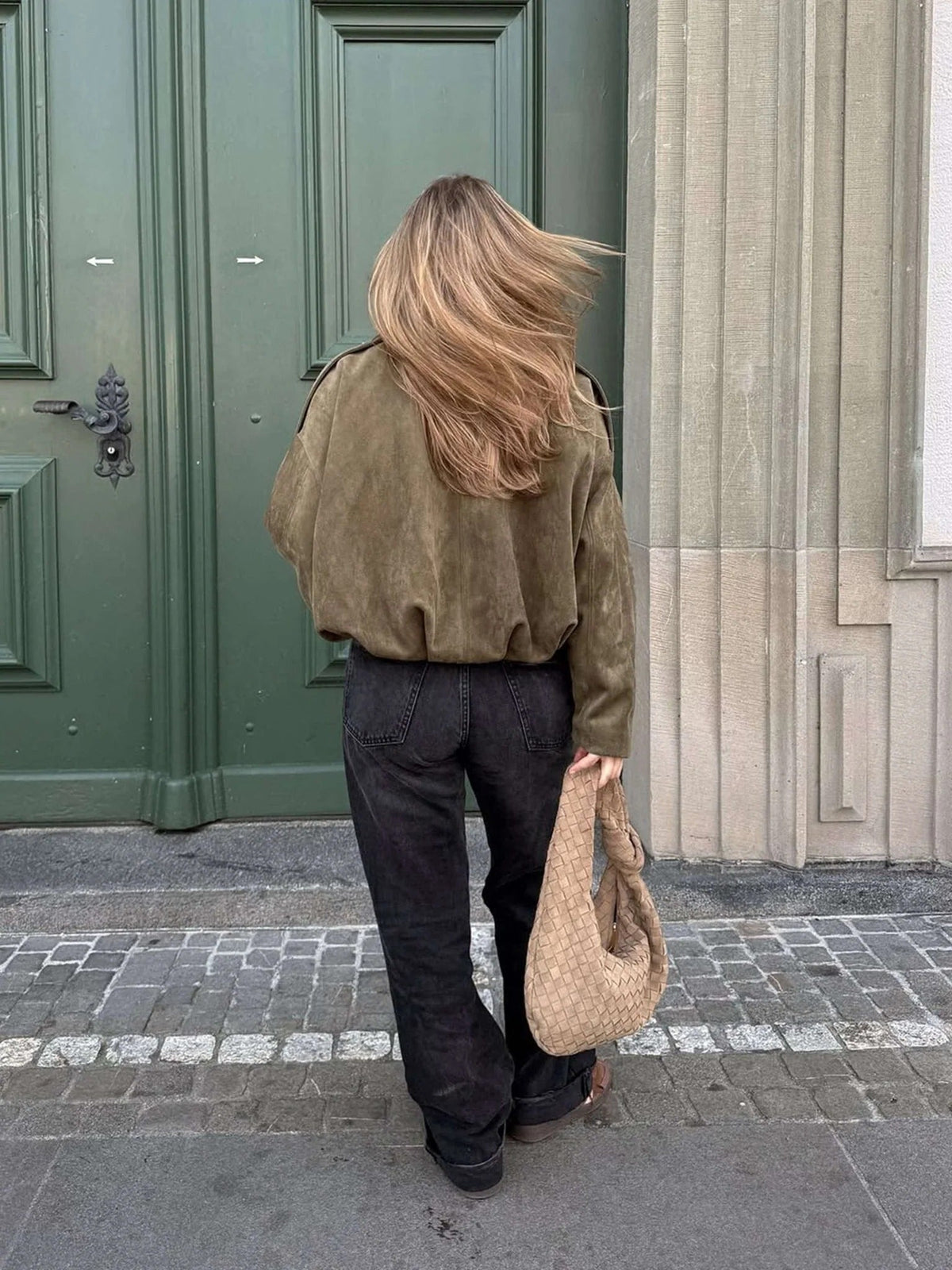 Bomber femme faux daim col structuré finition mate élégante
