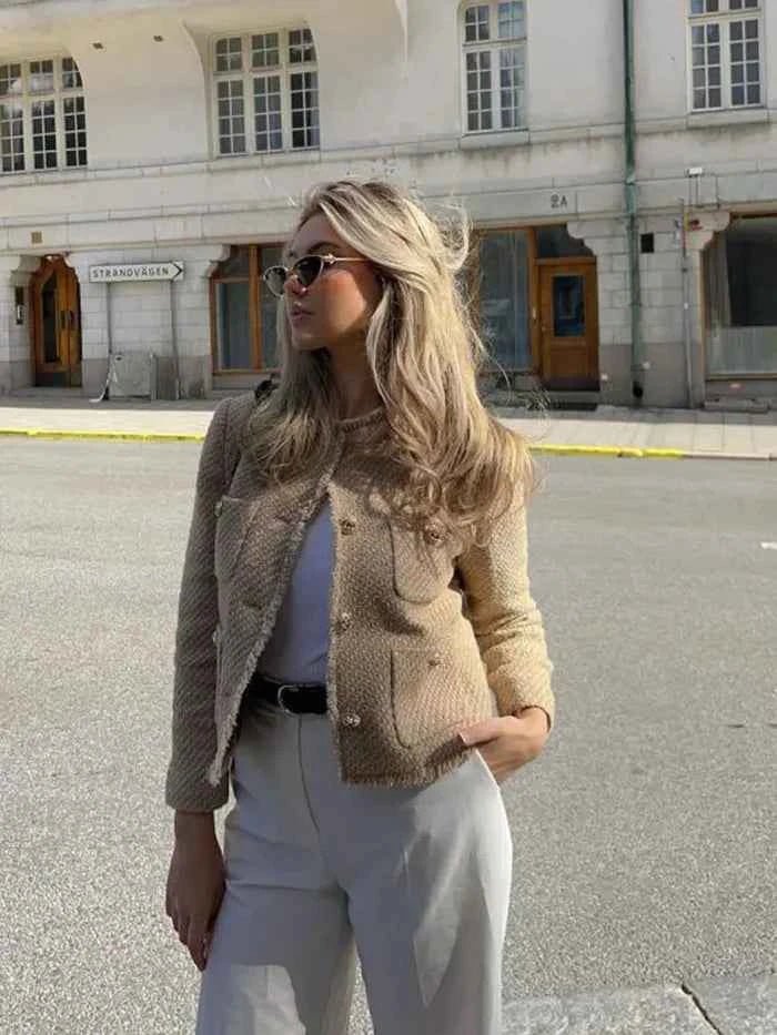 Dámské buklé sako na míru se zlatými knoflíky, elegantní a šik