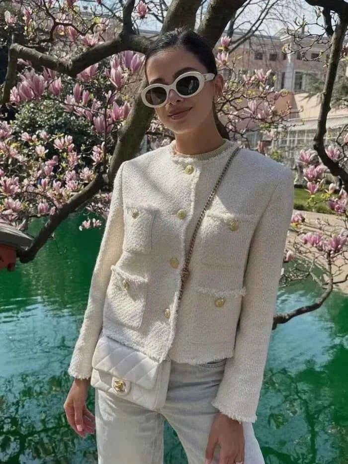Dámské buklé sako na míru se zlatými knoflíky, elegantní a šik